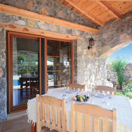 Kinali Sleeps 4 Air Con Wifi Villa